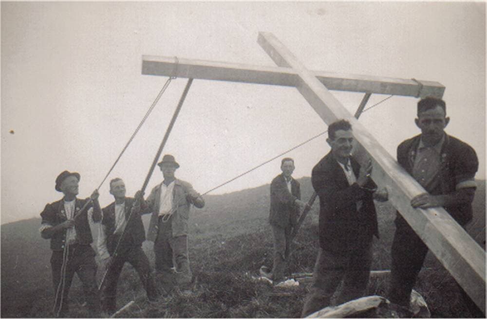 La première croix des Merlas, en sapin, posée en 1946 ou 1947 en souvenir de la Mission de 1946.