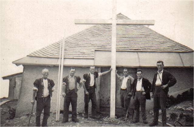 La pose de la première croix des Merlas