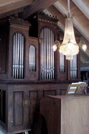 L'ancien orgue d'Estavannens restauré, aujourd'hui à Domat/Ems (Grisons).