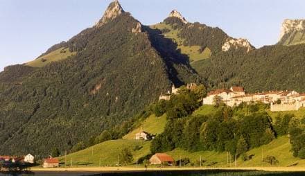 Gruyères (830 m), avec de gauche à droite la Dent de Broc (1829,1 m), la Dent du Chamois (1830,0 m) et le Bourgo (1908,9 m) — source : www.montagnes.ch.