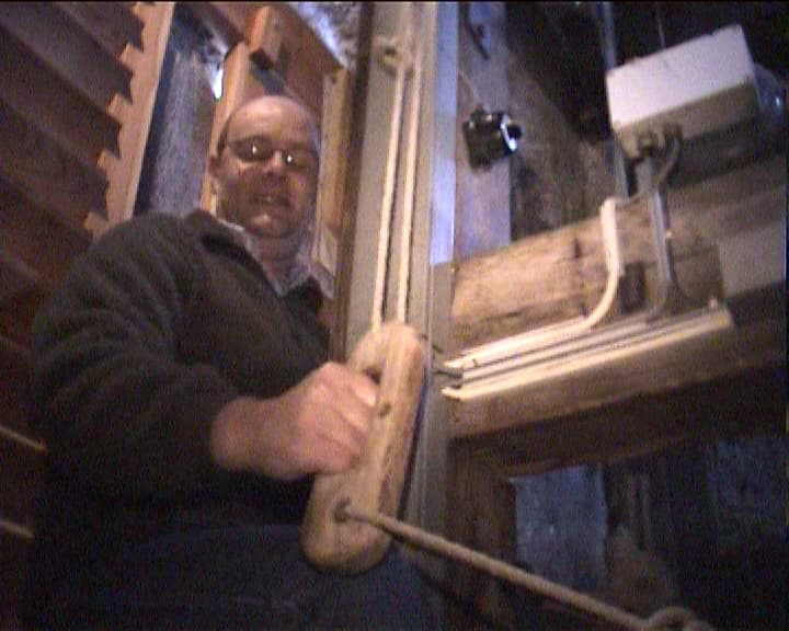 Thierry Jaquet, carillonneur, dans le clocher d'Estavannens (2004).
