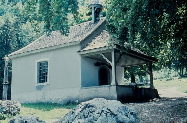 La chapelle du Dah (823 m), au pied de la montée vers les Chaux.