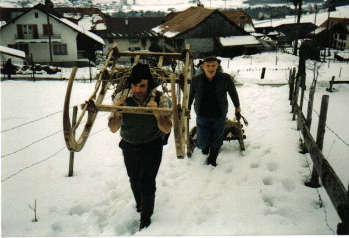 L'hiver venu, le départ avec les luges « à potzons » pour redescendre le foin au village.