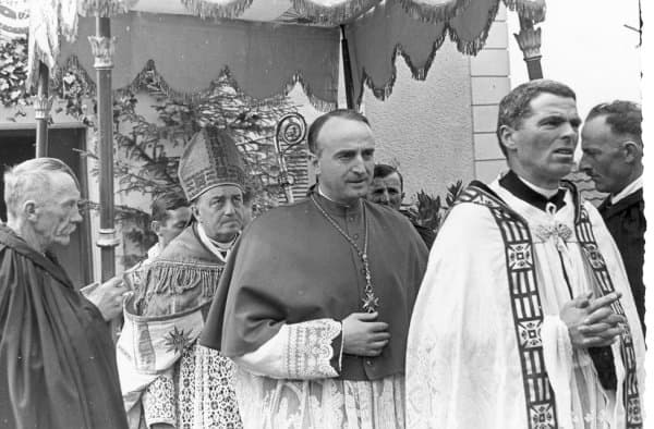 Confirmation à Estavannens le 2 mai 1939 : Mgr Marius Besson entouré du clergé et des notables du village.