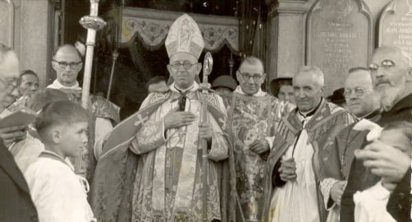 Confirmation du 13 mai 1946, avec Mgr François Charrière, l’abbé Amédée Jaquet et le curé Vital Tâche.