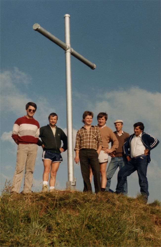 La croix de la Dent du Chamois, posée le 1ᵉʳ août 1986 par des tireurs