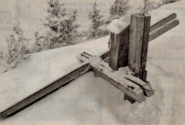 La croix des Merlas sciée, découverte le 12 février 2010 (photo parue dans la presse).