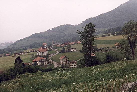 L'école et le village d'Enhaut, vus depuis la chapelle du Dah (photo Jean Pharisa, mai 1999).