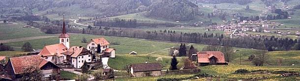 L'église d'Estavannens, la plaine des Auges, la Sarine et le village d'Enney — photo Jean Pharisa, mai 1999.