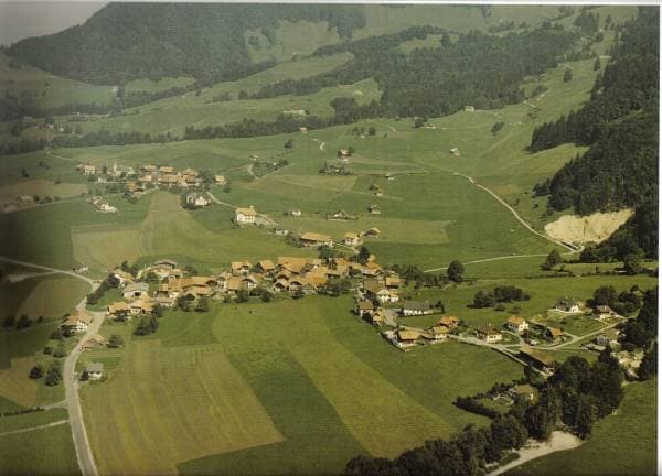 Vue aérienne du village d'Estavannens