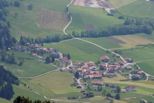 Estavannens-dessous, vu au téléobjectif depuis la Dent de Broc (Philippe Pharisa, 30 mai 2004).