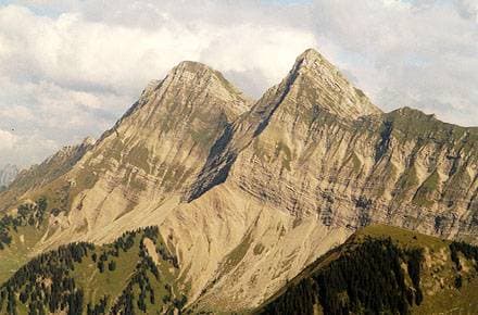Les Dents de Brenleires (2353,2 m) et de Folliéran (2339,7 m), depuis les Merlas — source : www.montagnes.ch.