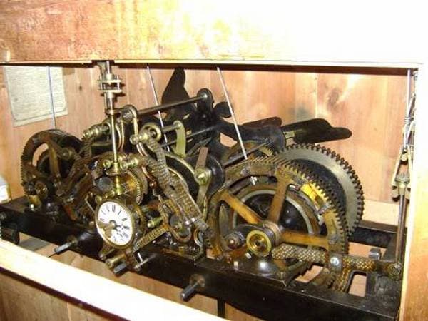 Le mouvement d'horloge de L.-D. Odobey cadet, de Morez, toujours en fonction sans assistance électrique