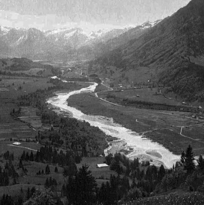 La Sarine dans l'Intyamon, vers 1950 : elle n'est pas encore canalisée. Vue depuis les hauteurs d'Estavannens (photo Simon Glasson, collection Edmond Caille).