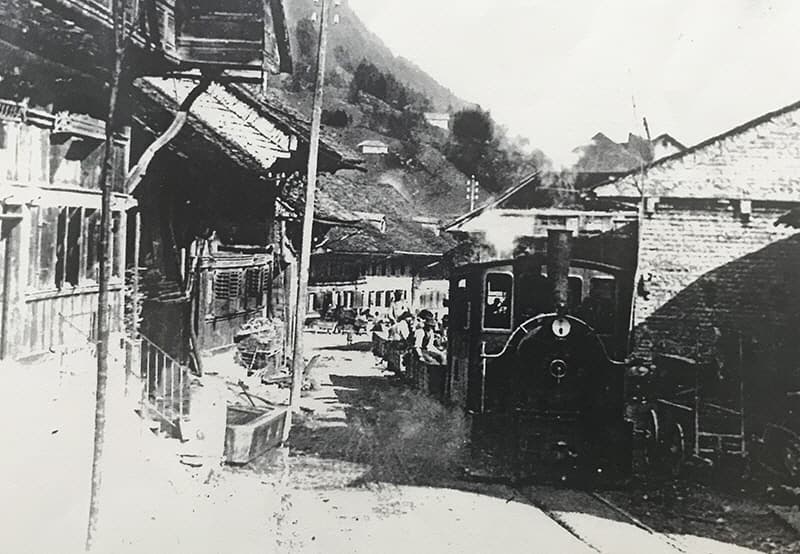Locomotive du CBM : la construction du chemin de fer à travers Neirivue.