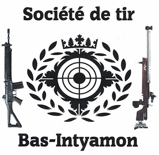 Variante du logo : cible couronnée entre deux armes de tir sportif.