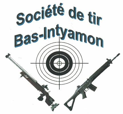 Le logo de la société : cible encadrée d'un fusil d'assaut et d'un mousqueton de match.