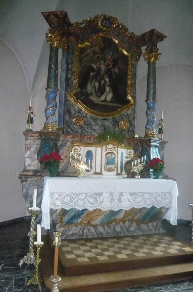 Le maître-autel de l'église d'Estavannens, réalisé en 1768 par Charles Pidoux, avec le « Tableau du Rosaire » de Gottfried Locher (1769).