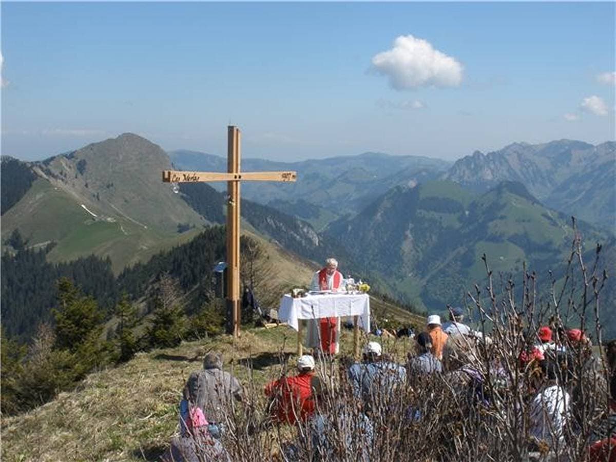 Transport et pose de la quatrième croix des Merlas, mai 2010