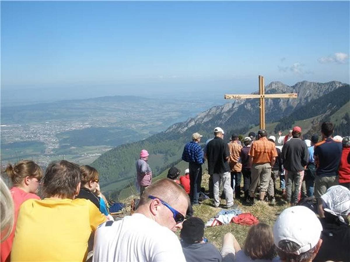 Transport et pose de la quatrième croix des Merlas, mai 2010