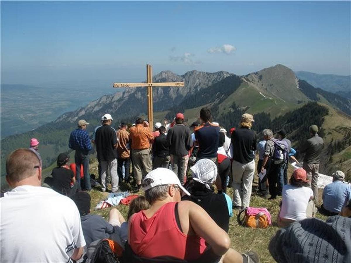 Transport et pose de la quatrième croix des Merlas, mai 2010