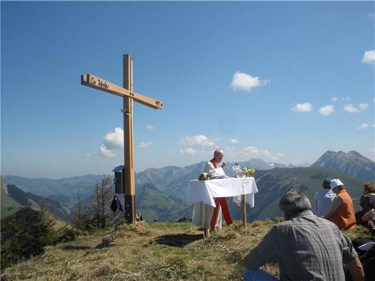 Bénédiction de la quatrième croix des Merlas, jour de la Pentecôte 2010