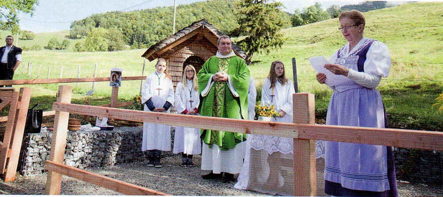 L'Oratoire de la Poya, construit par les tavillonneurs lors de la Poya 2013, avec la Vierge à l'Enfant de Maryline Caille.
