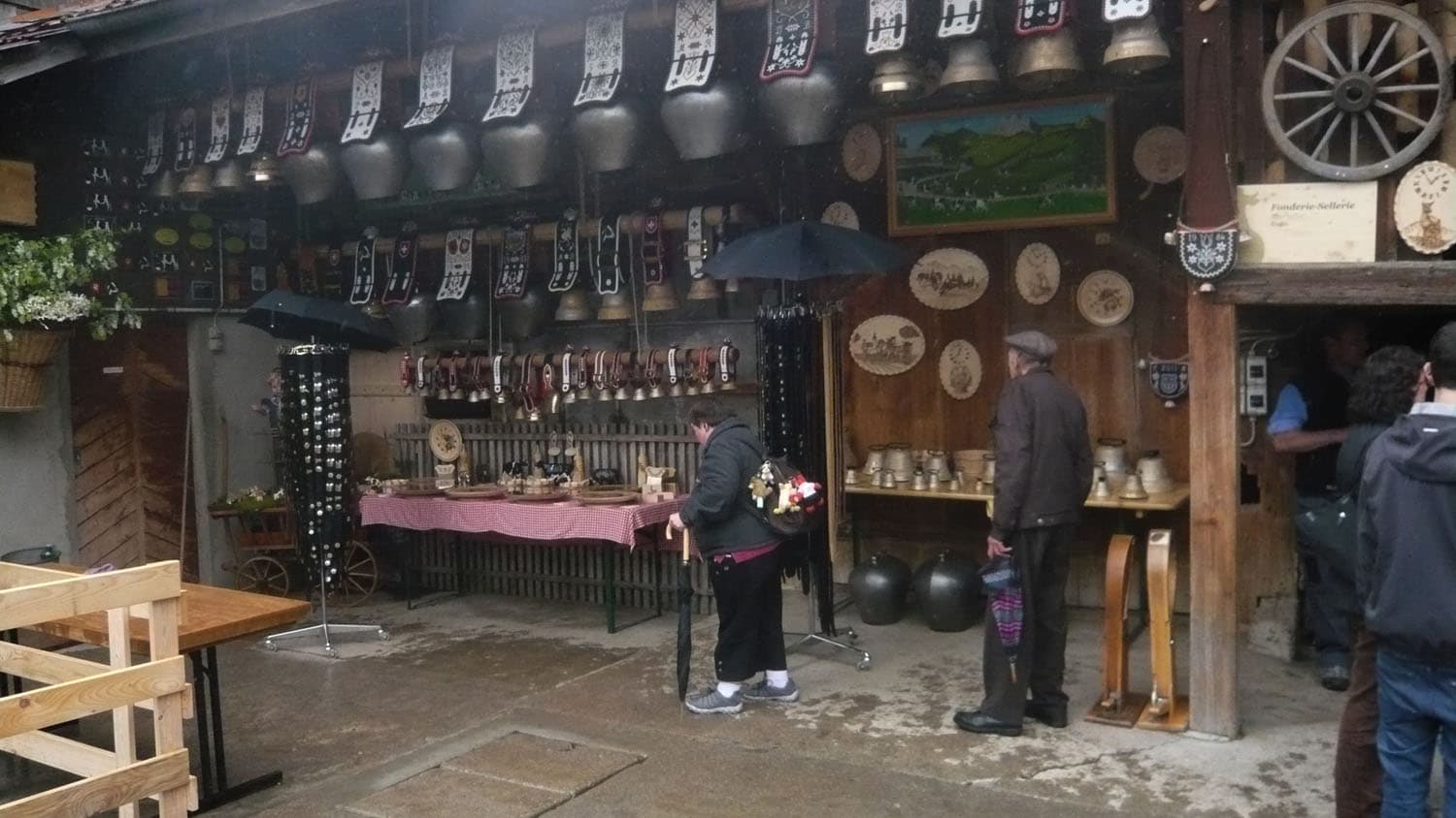 Poya 2013 : le stand de sonnailles et de colliers de cérémonie.