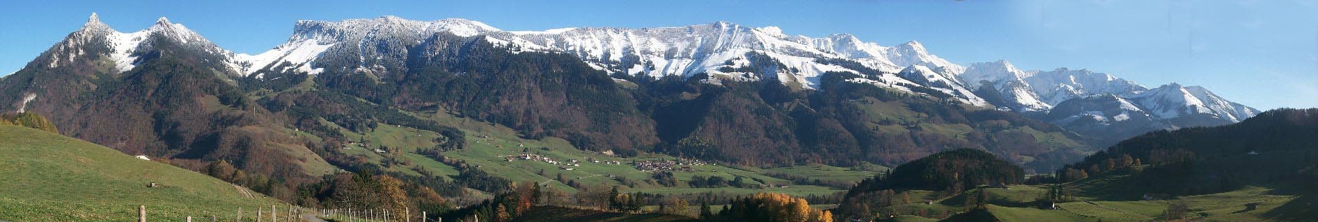 Panorama de la vallée de l'Intyamon : Estavannens au pied de la chaîne des Vanils