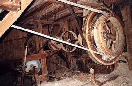 Sous la vieille scierie : le vieux moteur électrique (vidéo de l'an 2000).