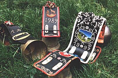 Courroies de sonnailles décorées et datées (1989, 1997), tradition d'élevage d'Estavannens.