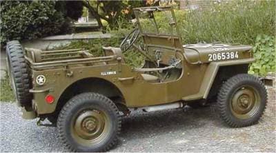 Jeep Willys du débarquement de Normandie, illustrant la motorisation du village.