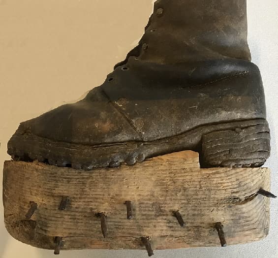 Le soulier spécial à semelle oblique et cloutée des faucheurs des Chaux.