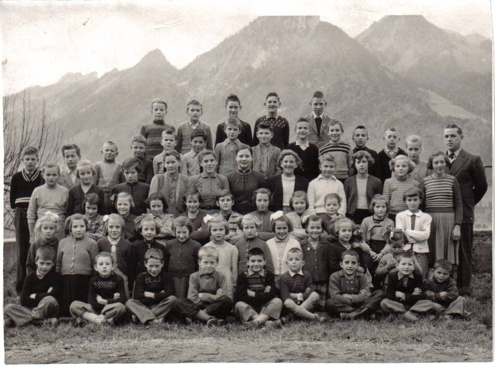 Les élèves de Georges Butty, à la rentrée scolaire 1958 (années de naissance : 1941–1949). Photo mise à disposition par Félicie Caille-Pharisa, à Genève.