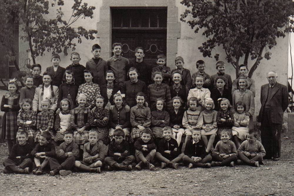 Les élèves d’Henri Clerc, à la rentrée scolaire 1946 (années de naissance : 1931–1939). Photo mise à disposition par Jean Pharisa, à Bulle.