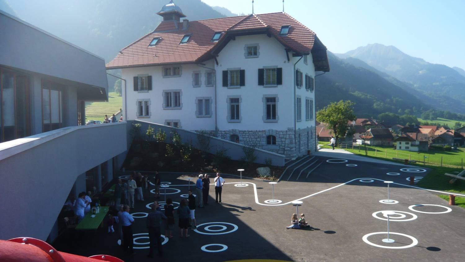 Nouvelle école (2012) : le beamer interactif remplace les tableaux noirs