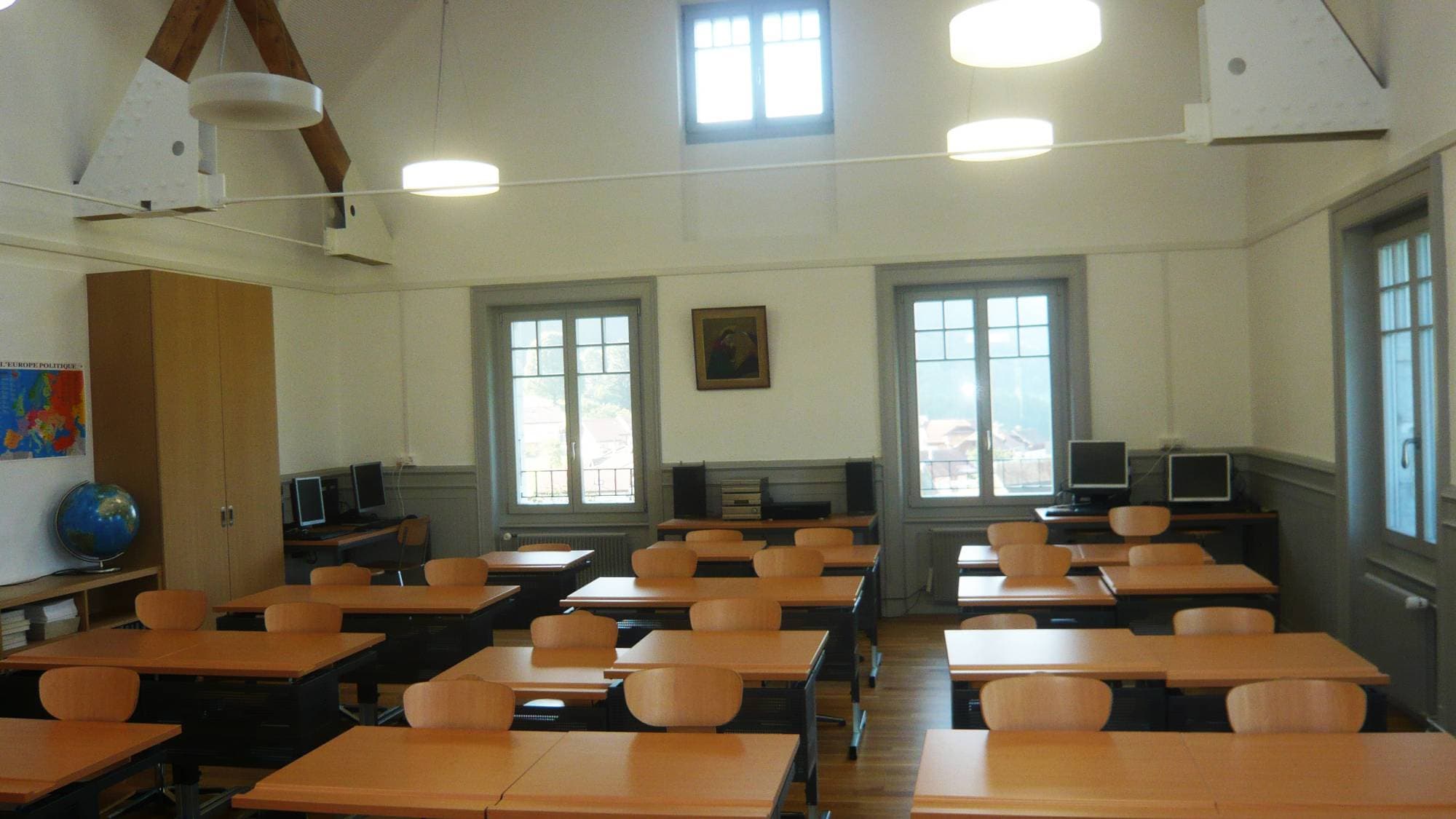 Nouvelle école (2012) : ancien et nouveau bâtiments reliés par un couloir