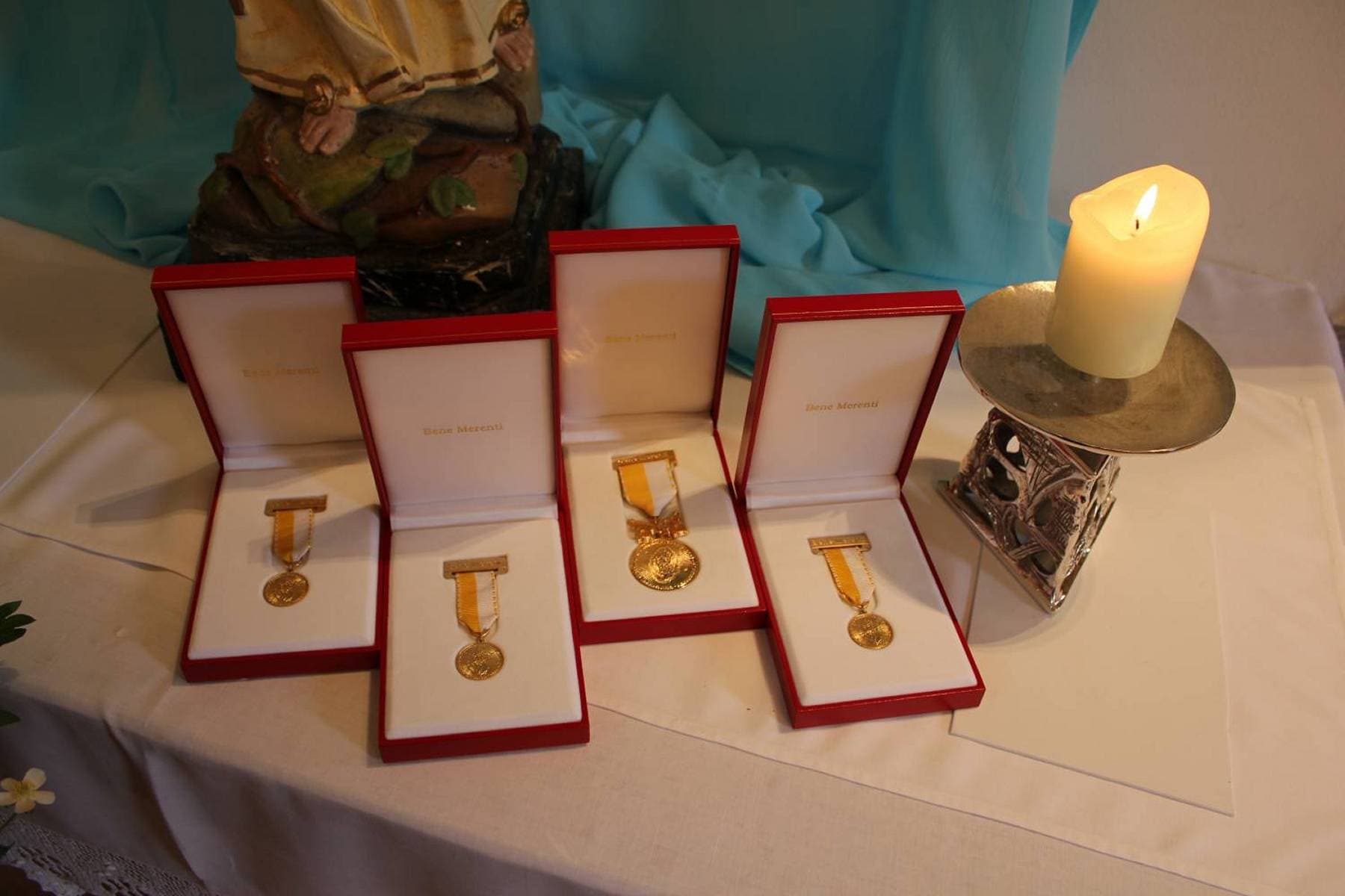 Remise des quatre médailles Bene Merenti de 2011.