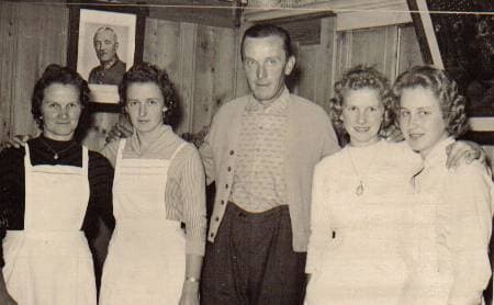 Le personnel du Café des Montagnards : Justine Jaquet, Yvonne (Jaquet), François Caille (restaurateur), Irène (Caille), Antonie (Jaquet).