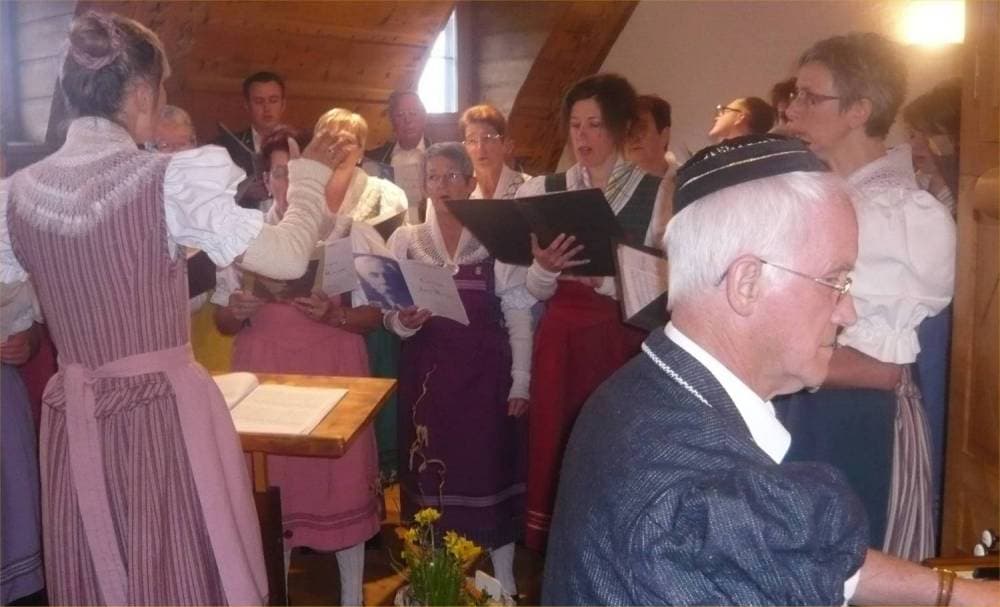Le chœur-mixte en costume, dirigé par Caroline Mauron-Pharisa, lors du centième anniversaire (1er avril 2012).