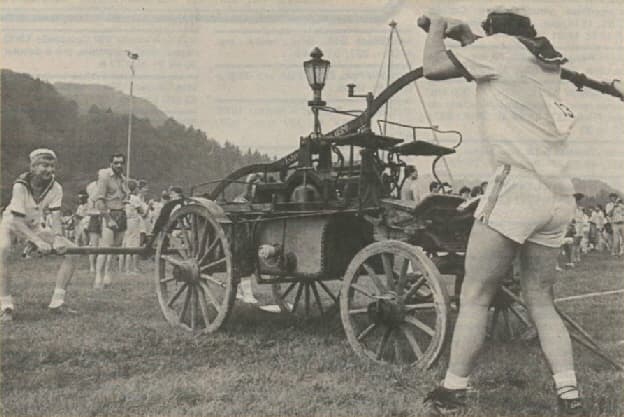 La pompe à bras réutilisée le 4 juillet 1987 lors des rencontres des sociétés de jeunesse à Enney (photo Vincent Murith, « La Liberté »).
