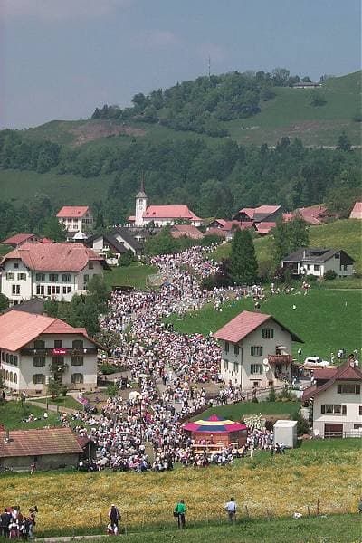 La Fête de la Poya de mai 2000 : la foule des visiteurs dans les rues du village.