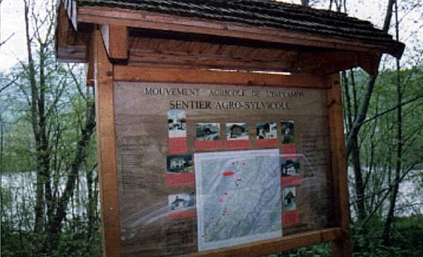 Le panneau d’information du parcours, peu après le pont sur la Sarine (route Épagny – Estavannens).