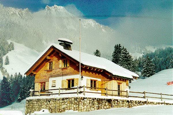 La cabane du Ski-Club Bourgo sous la neige, à 1100 m d'altitude.